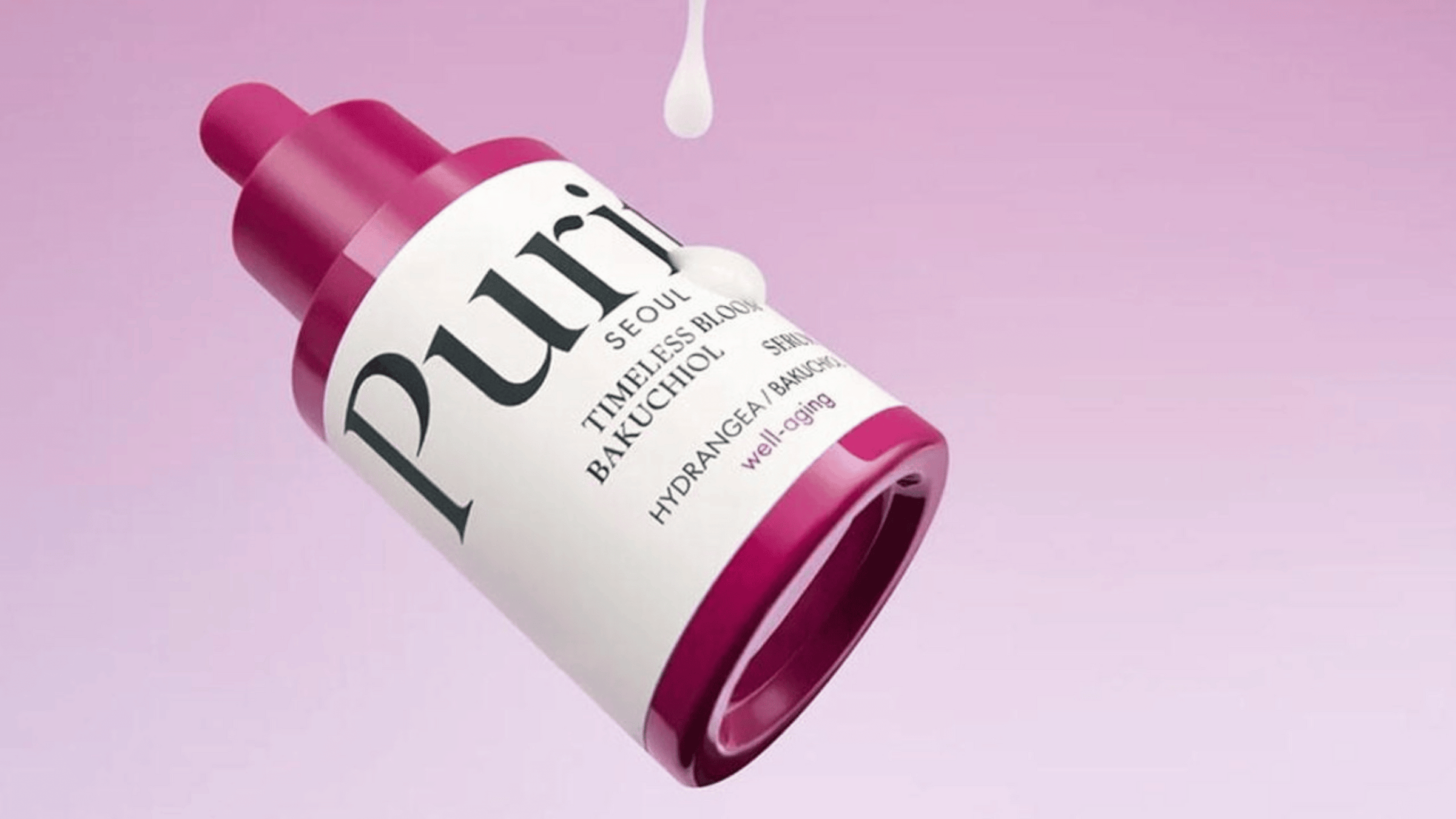 Purito Timeless Bloom Bakuchiol Serum med en elegant rosa och vit förpackning. En droppe av serumet syns, vilket symboliserar dess mjuka och vårdande egenskaper. Perfekt för well-aging och att förbättra hudens struktur med naturliga ingredienser.