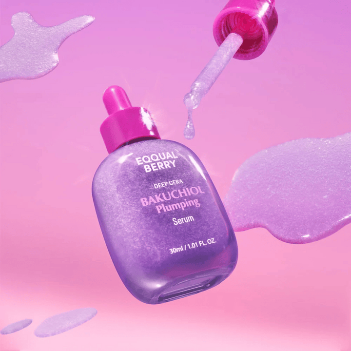 Equal Berry Bakuchiol Plumping Serum i en lila skimrande flaska med rosa pipett. Serumdroppar och bakgrund i mjuka rosa toner för en lyxig känsla.
