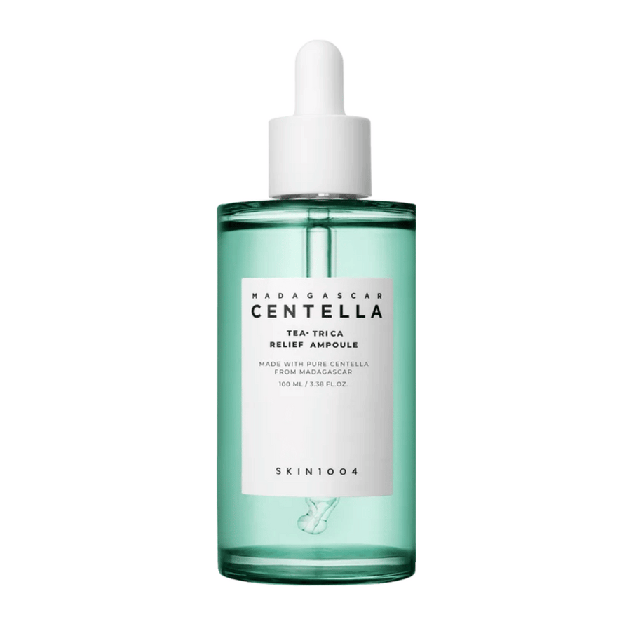 Grön genomskinlig flaska med vit etikett och pipett – SKIN1004 Madagascar Centella Tea-Trica Relief Ampoule 100 ml mot vit bakgrund.