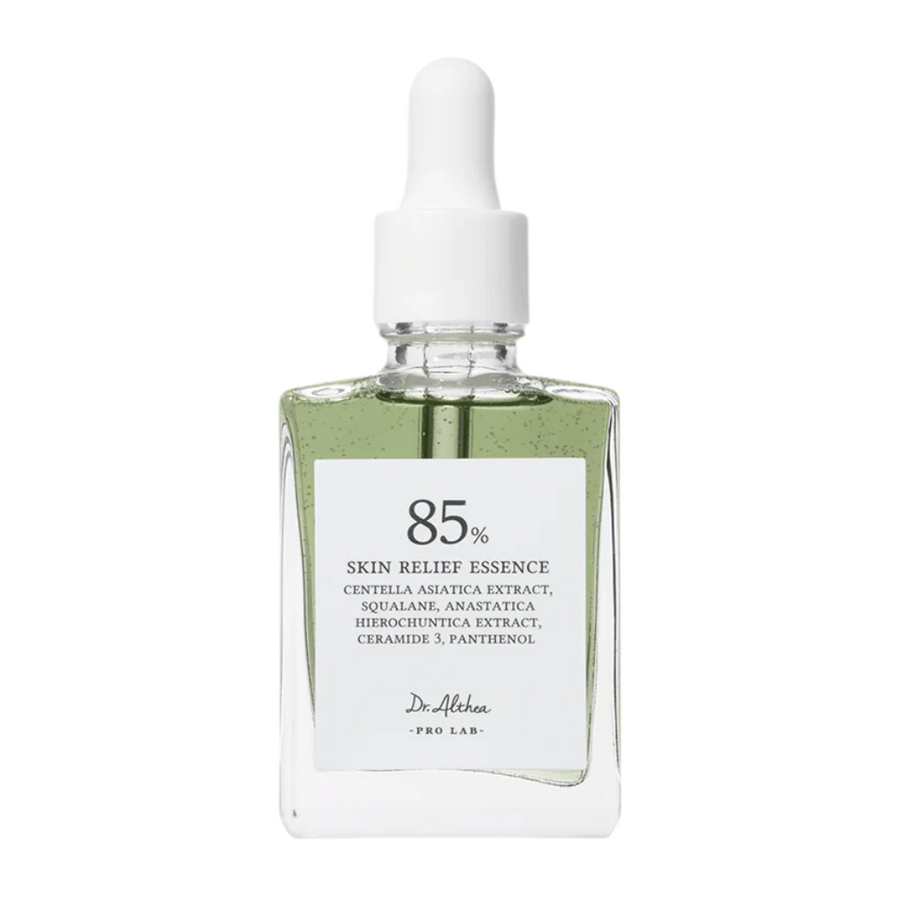 Dr. Althea 85% Skin Relief Essence i en stilren glasflaska med vit pipett. Innehåller centella asiatica, ceramider och panthenol för att lugna och återställa huden.