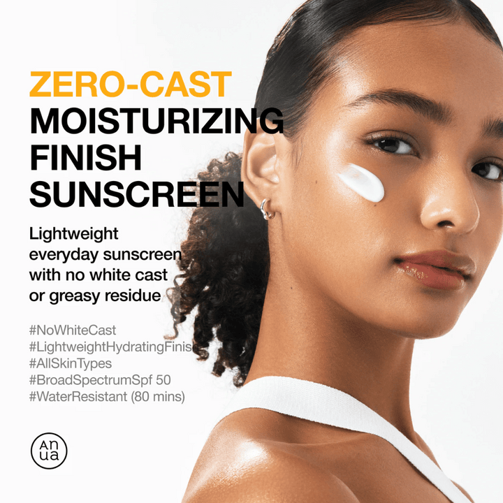 Kvinna med solkräm på kinden visar ANUA Zero-Cast Moisturizing Finish Sunscreen – en lätt, återfuktande solkräm med SPF 50 som inte lämnar vit hinna.