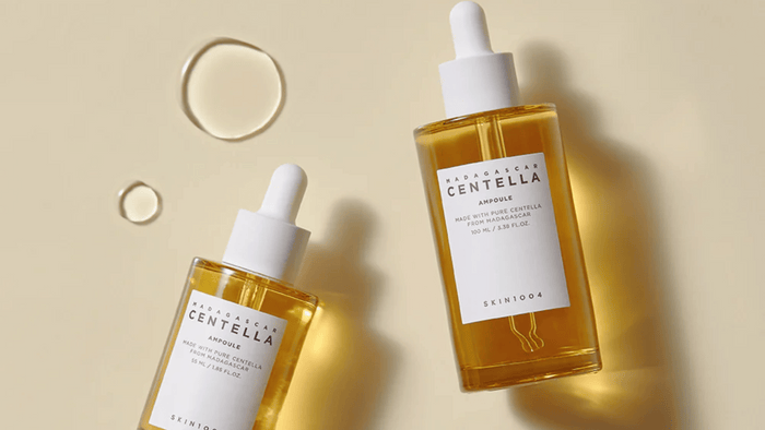 Bild på Skin1004 Madagascar Centella Ampoule, en ren och effektiv hudvårdsprodukt med centella-extrakt från Madagaskar. Perfekt för att lugna irriterad hud och stärka hudbarriären.