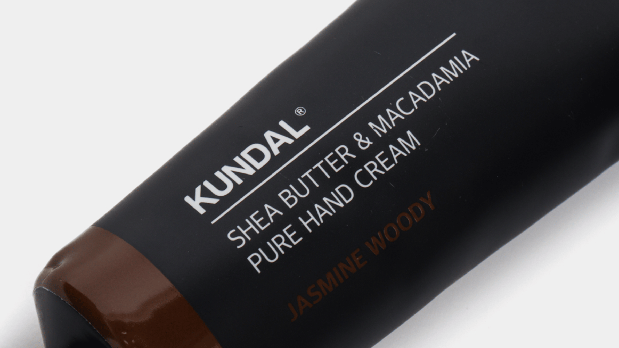 KUNDAL Shea Butter & Macadamia Pure Hand Cream Jasmine Woody – närbild på återfuktande handkräm som vårdar torra händer med sheasmör och macadamiaolja samt en varm, blommig doft.