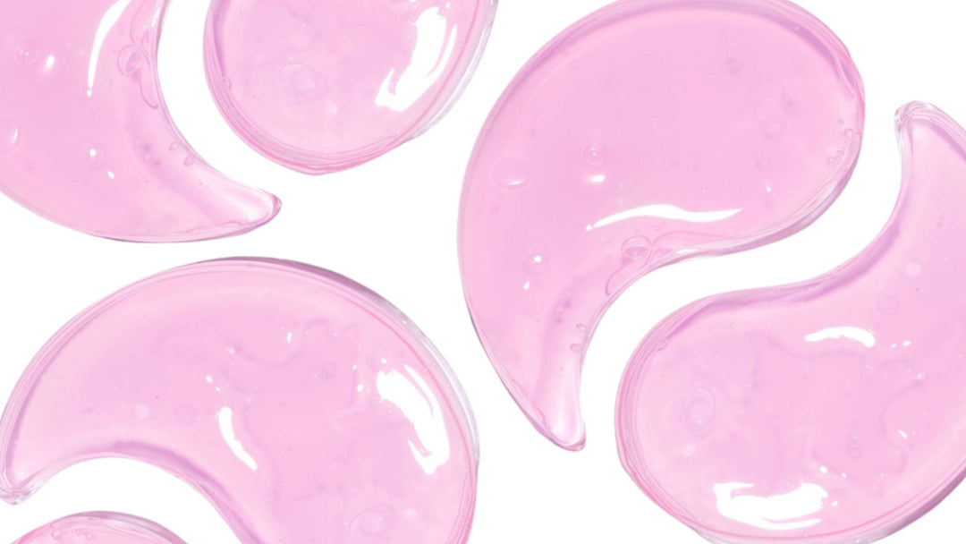 Tre burkar av COSRX Advanced Snail Hydrogel Eye Patch, svart och vit design med guldtext, på en vit yta.