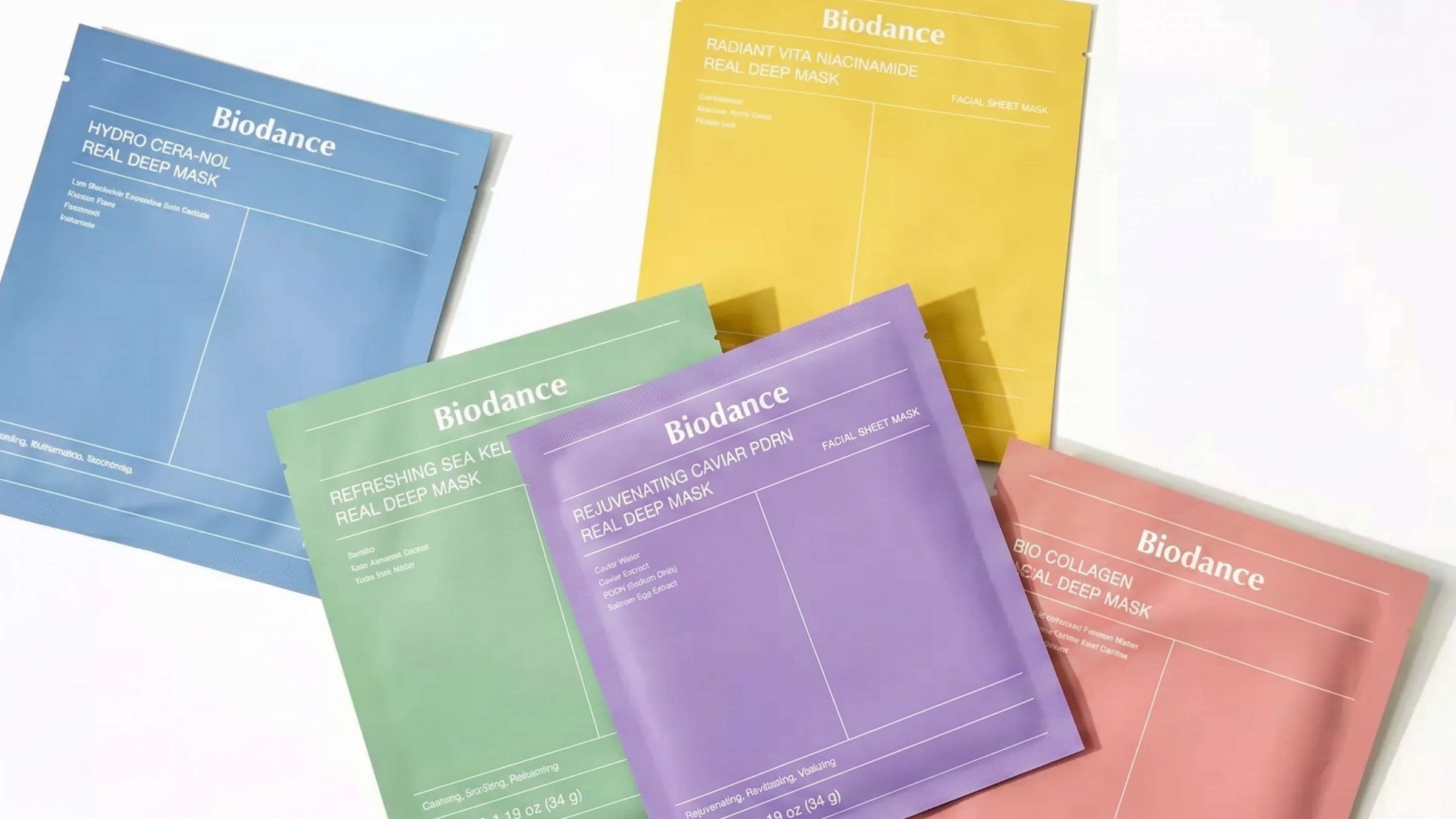 Flera förpackningar av Anua Heartleaf 77% Soothing Sheet Mask, ordnade ovanpå varandra med gröna blad synliga i bakgrunden.