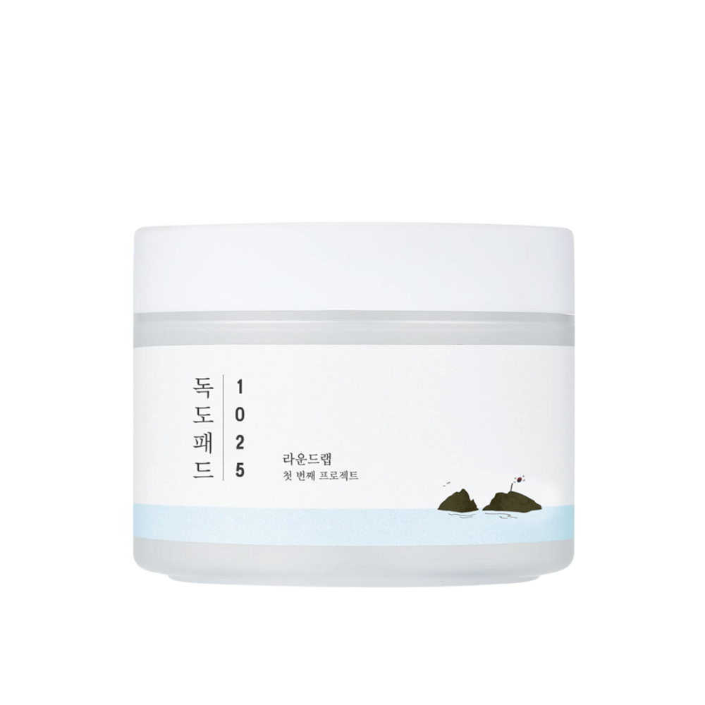 Um frasco branco fechado de 1025 Dokdo Pads com um design simples e motivo marítimo no rótulo, contra um fundo branco.