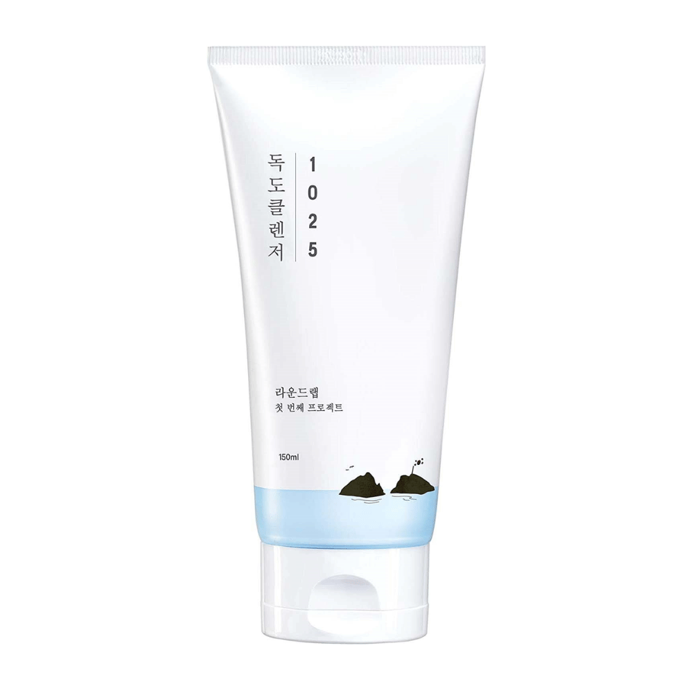 Round Lab 1025 Dokdo Cleanser em tubo branco com fundo azul e impressão preta, isolado sobre fundo branco.