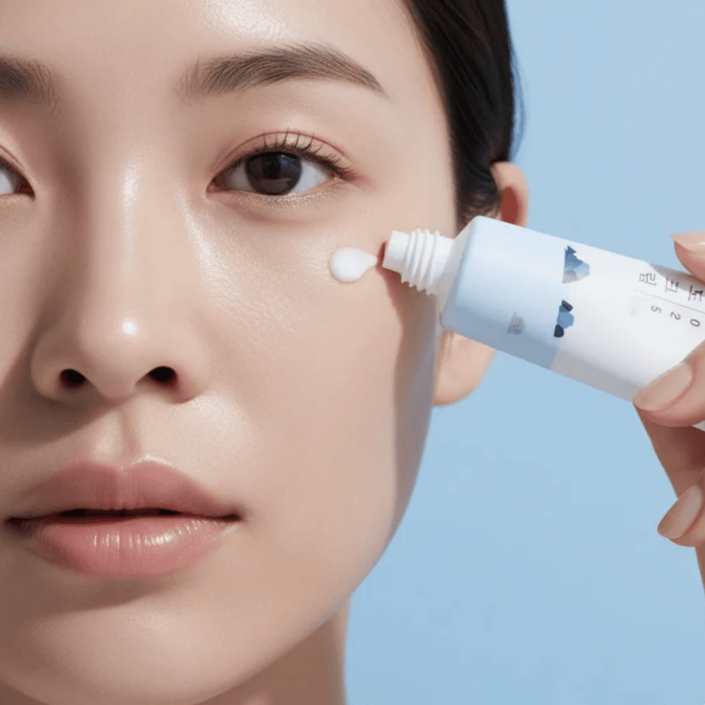 Round Lab 1025 Dokdo Eye Cream aplicado na pele sob o olho, creme de olhos hidratante que proporciona uma pele mais macia e reduz as linhas finas