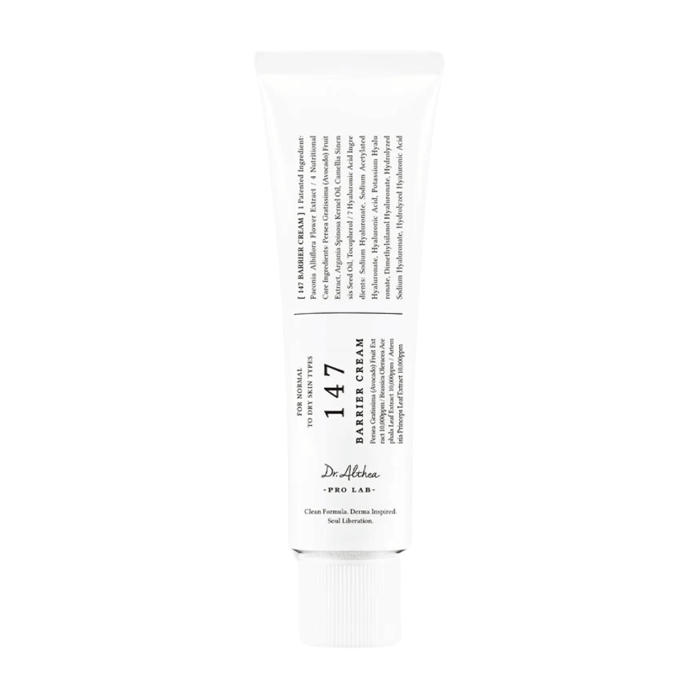 A imagem mostra um tubo de "147 Barrier Cream" de Dr. Althea. A embalagem é simples e elegante com um fundo branco e texto preto. O texto no tubo fornece informações sobre o produto, incluindo sua função como um creme de barreira, e menciona que é uma fórmula pura, inspirada dermatologicamente e destinada à "liberação celular". Parece ser um produto de cuidados com a pele projetado para fortalecer a barreira protetora natural da pele.