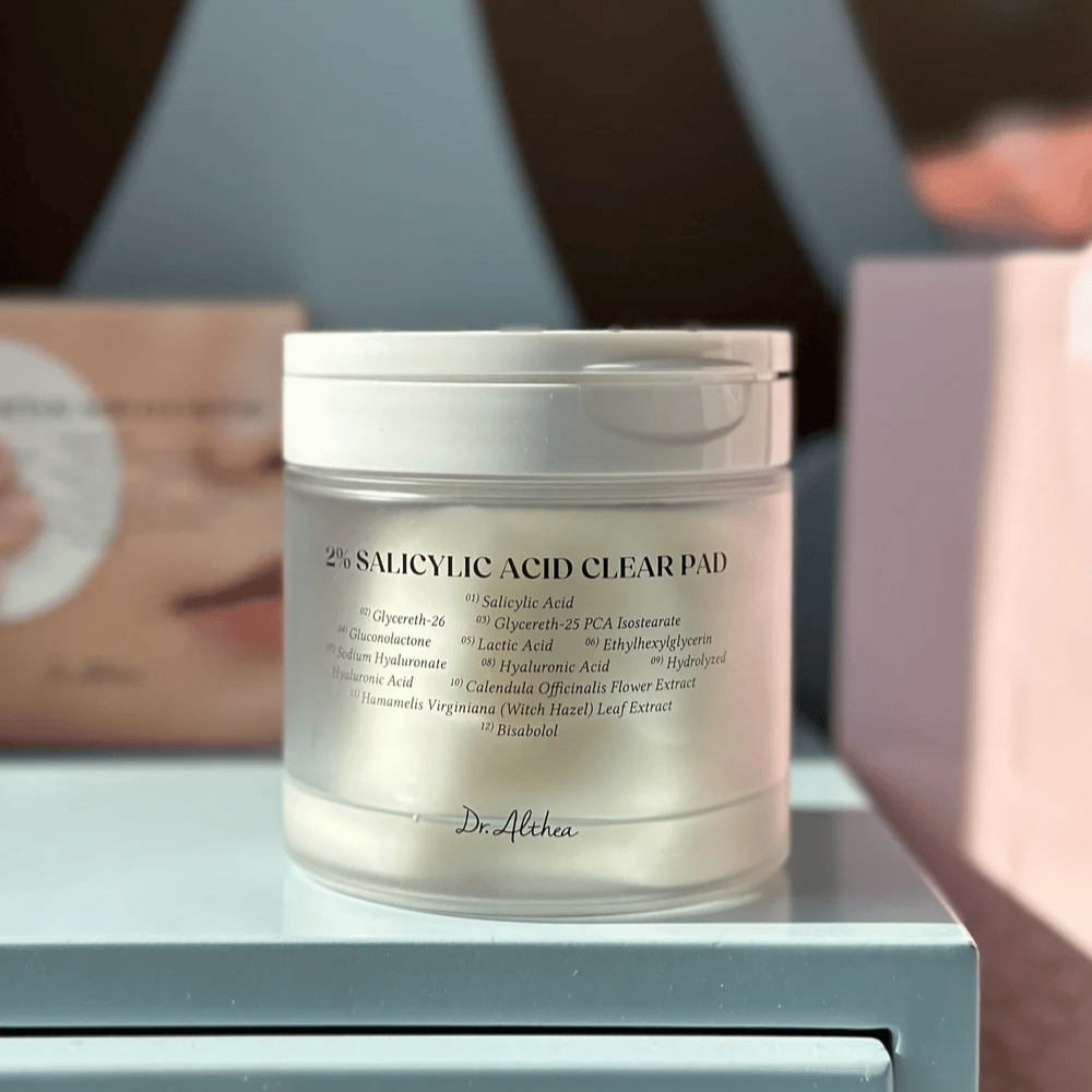 Dr. Althea 2% Salicylic Acid Clear Pad frasco na prateleira. Discos esfoliantes coreanos com ácido salicílico, PHA e ácido hialurónico para pele impura e poros obstruídos.