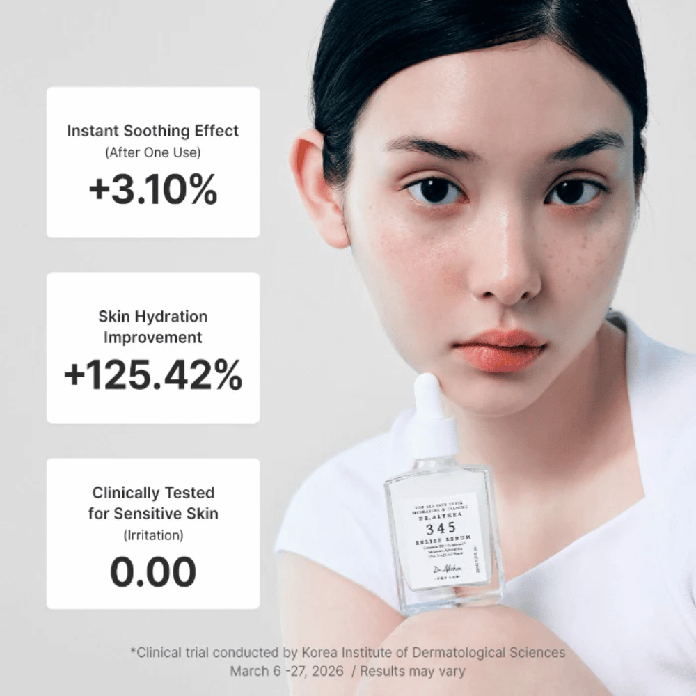 A modelo segura Dr. Althea 345 Relief Serum – sérum calmante para pele sensível que hidrata e fortalece a barreira cutânea.