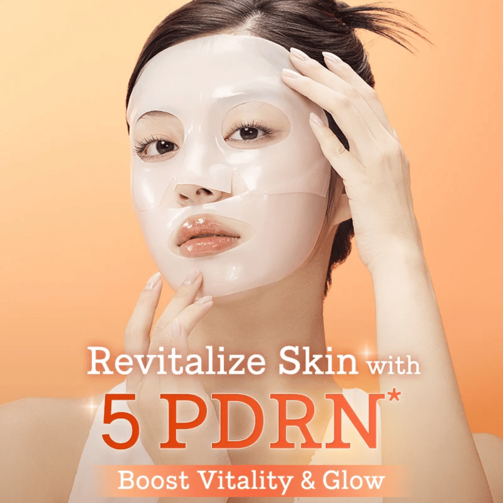 COSRX 5 PDRN Hyaluronic Acid Vital Hydrating Hydrogel Mask aplicada no rosto para pele revitalizada, aumento do brilho e hidratação intensa