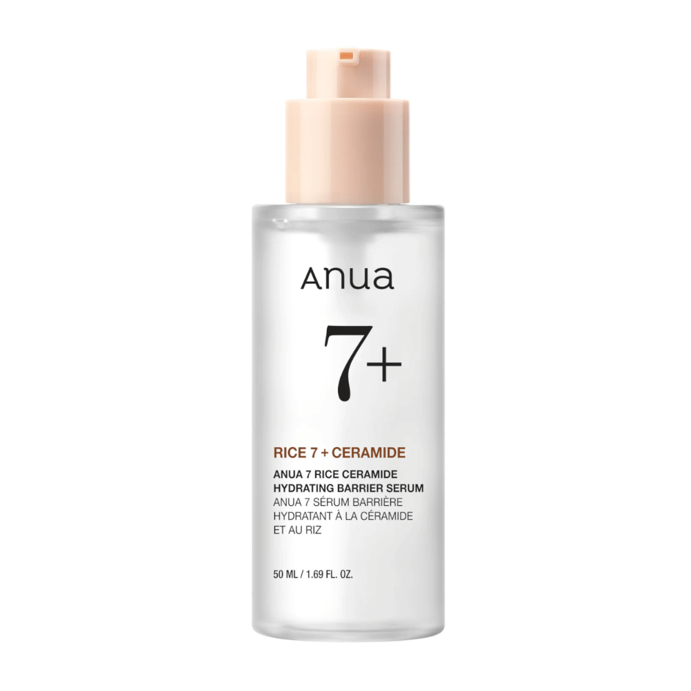 Uma garrafa de "Anua 7+ Rice Ceramide Hydrating Barrier Serum" com um design claro e minimalista. A embalagem é transparente com uma bomba rosa claro e contém 50 ml de sérum enriquecido com arroz e ceramidas para hidratar e fortalecer a barreira da pele.