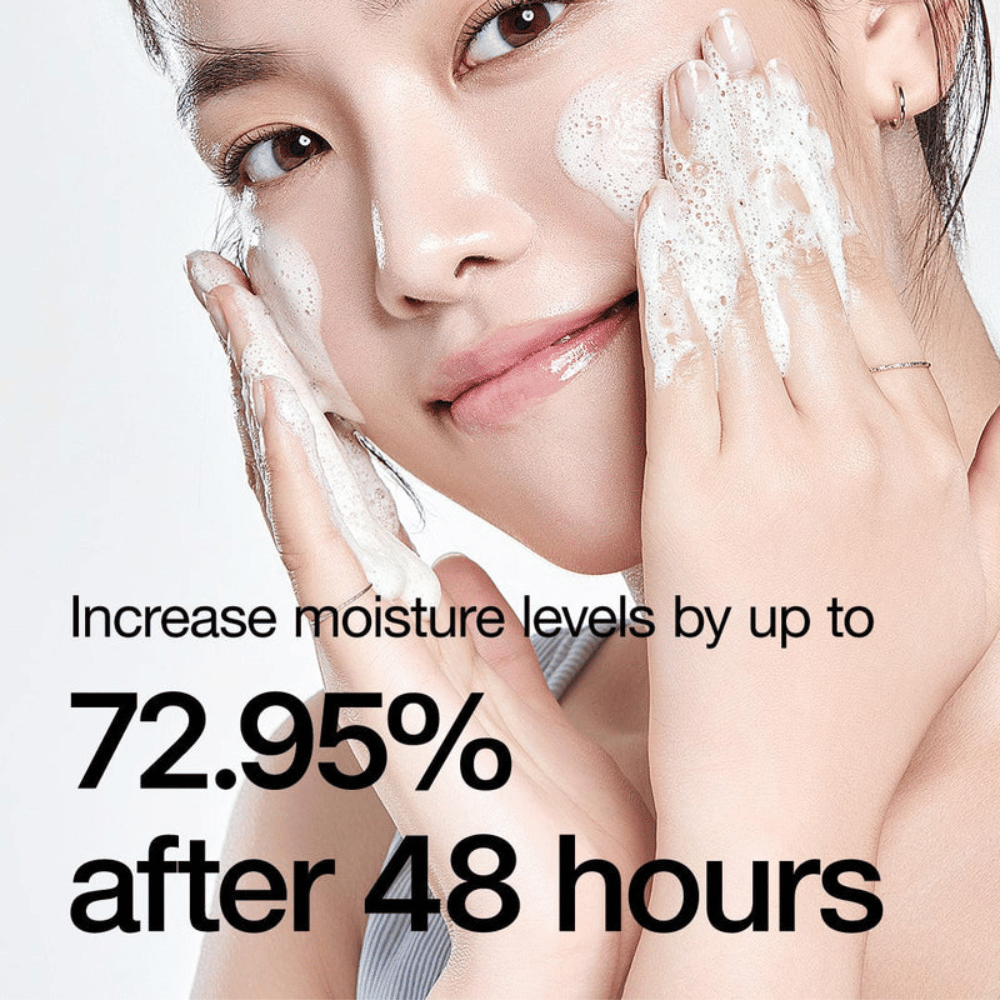 
Anua 8 Hyaluronic Acid Hydrating Gentle Foaming Cleanser é um produto de limpeza suave que combina oito tipos diferentes de ácidos hialurónicos para proporcionar hidratação intensa e reidratar a pele. Este creme de limpeza cria uma espuma rica e suave que remove eficazmente a sujidade e a maquilhagem sem secar a pele. Testes clínicos mostram que pode aumentar os níveis de hidratação em até 72,95% após 48 horas, tornando-o ideal para tipos de pele seca e sensível. 