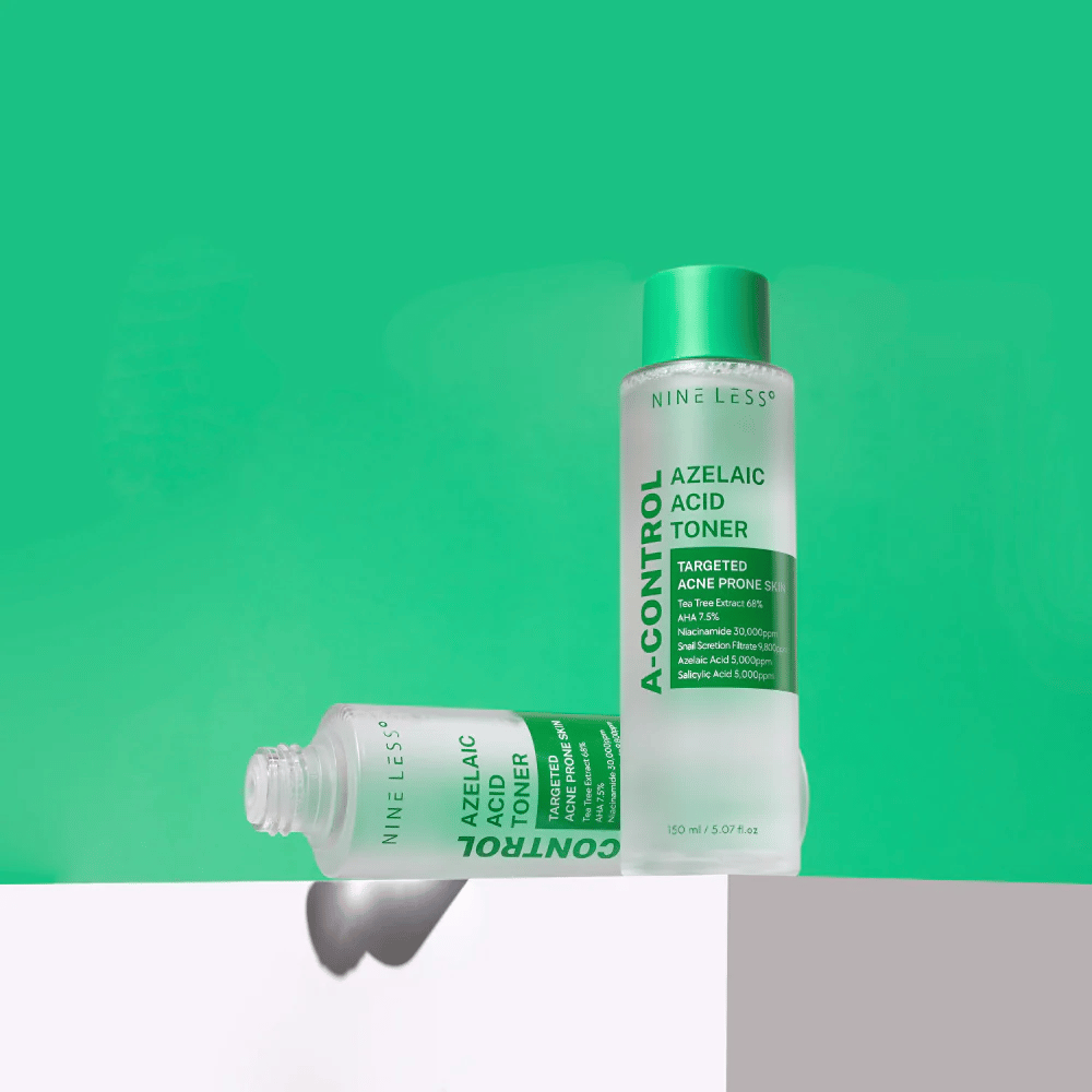 Duas garrafas Nine Less A-Control Azelaic Acid Toner colocadas contra um fundo verde, uma em pé e outra deitada.