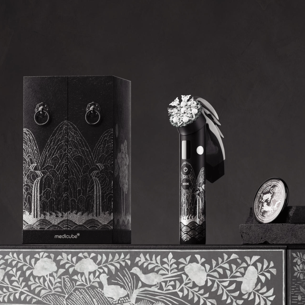 Medicube AGE-R Booster Pro APEC Edition ferramenta de cuidados de pele com design exclusivo que melhora a elasticidade, o brilho e a absorção dos cuidados de pele.