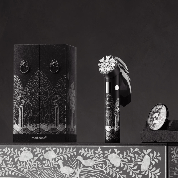 Medicube AGE-R Booster Pro APEC Edition ferramenta de cuidados de pele com design exclusivo que melhora a elasticidade, o brilho e a absorção dos cuidados de pele.
