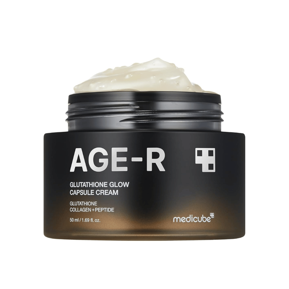Frasco de Medicube Age-R Glutathione Glow Capsule Cream, um creme que contém glutation, colágeno e peptídeo. O produto é projetado para dar brilho à pele e melhorar a elasticidade. A textura suave do creme é mostrada no frasco.