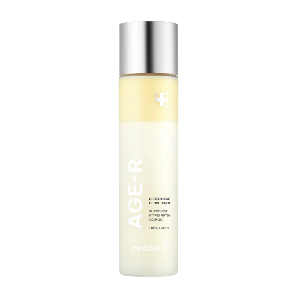 Garrafa de Medicube Age-R Glutathione Glow Toner, um tónico amarelo claro contendo glutationa e um complexo de peptídeos. O produto é projetado para dar à pele um brilho duradouro e um tom uniforme. A garrafa tem um design elegante e minimalista com uma tampa prateada.