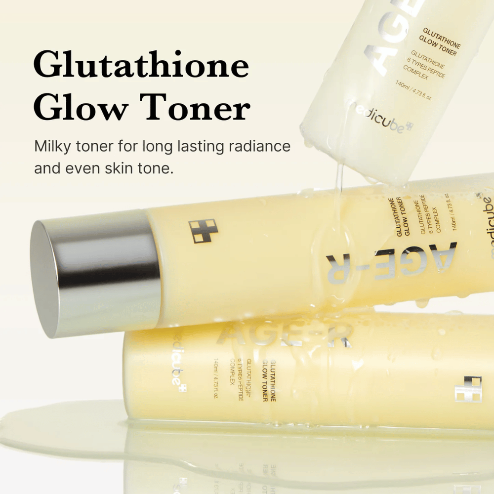 Medicube Age-R Glutathione Glow Toner é apresentado em uma garrafa amarela. O produto é descrito como um tónico leitoso que proporciona brilho duradouro e tom uniforme à pele. O tónico contém glutationa e um complexo de peptídeos para melhorar a aparência e a textura da pele.