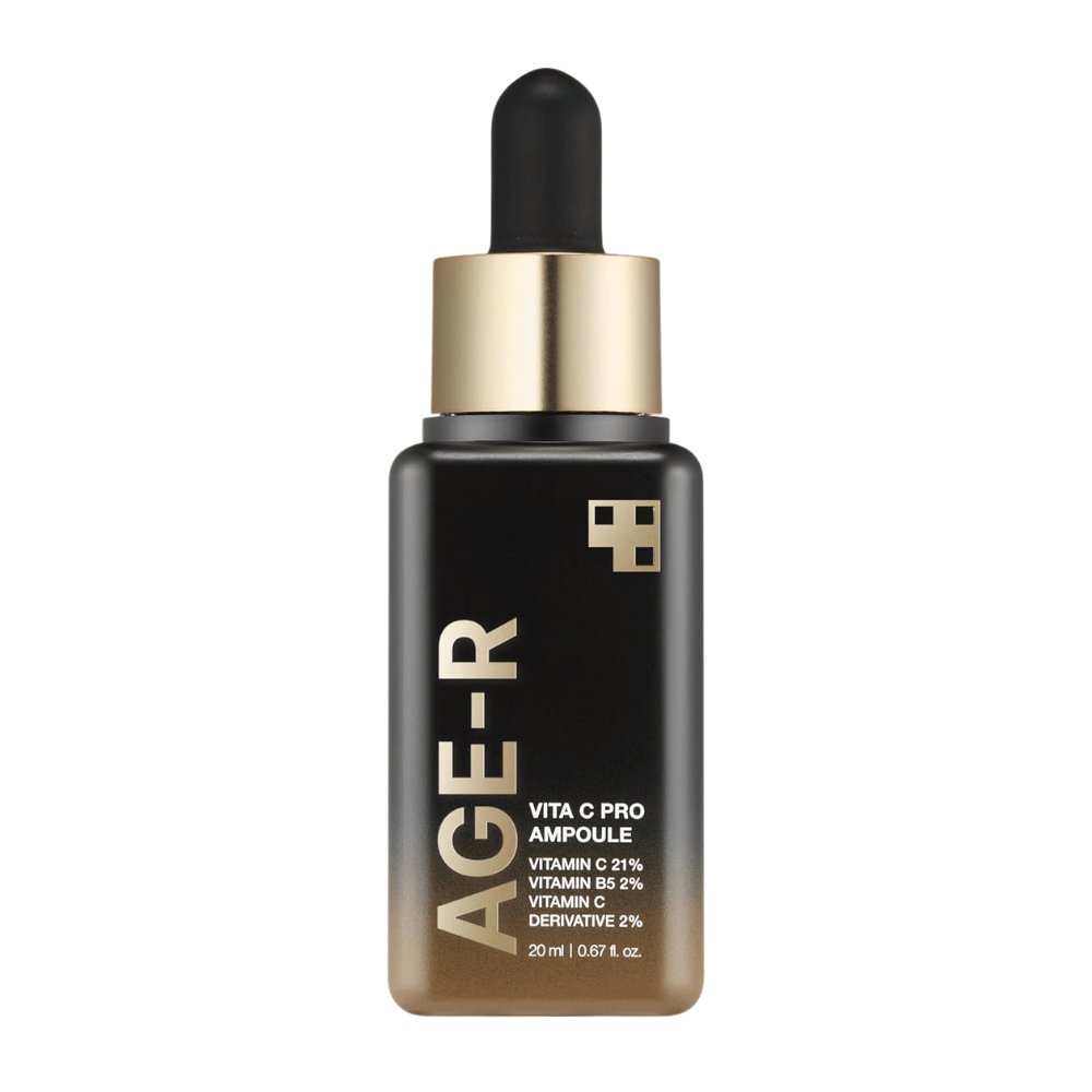 Frasco de Medicube Age-R Vita C Pro Ampoule, um produto que contém 21% de vitamina C, 2% de vitamina B5 e 2% de derivado de vitamina C. A embalagem preta e dourada possui um conta-gotas para aplicação precisa. O produto é projetado para iluminar e melhorar a textura da pele.