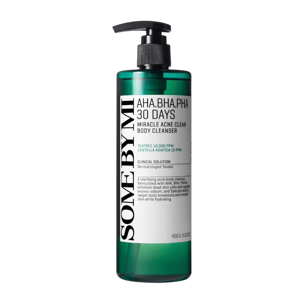 Frasco com SOME BY MI AHA.BHA.PHA 30 Days Miracle Acne Clear Body Cleanser. O frasco é verde com uma bomba preta e um rótulo branco que descreve os ingredientes e funções do produto, incluindo AHA, BHA e PHA para esfoliação e tratamento de acne. O fundo é branco.