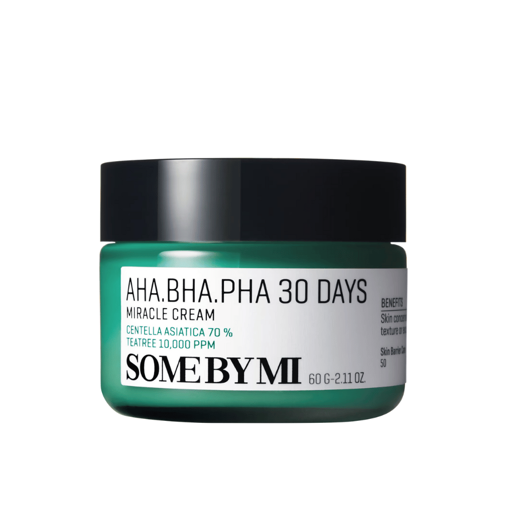 Um frasco de "SOME BY MI AHA, BHA, PHA 30 Days Miracle Cream". Este creme contém 70% de centella asiatica e 10.000 PPM de óleo de tea tree, destinado a acalmar e hidratar a pele enquanto combate problemas de pele como acne. O frasco é desenhado numa cor verde distinta com uma tampa preta.