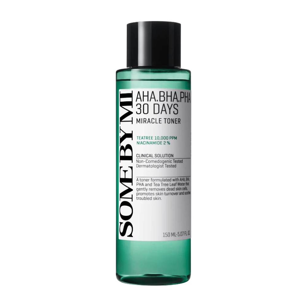 Uma garrafa verde de "SOME BY MI AHA, BHA, PHA 30 Days Miracle Toner" com 150 ml de conteúdo. O produto, que contém extrato de árvore de chá e niacinamida, é desenvolvido para remover suavemente as células mortas da pele, promover a renovação da pele e acalmar a pele problemática.