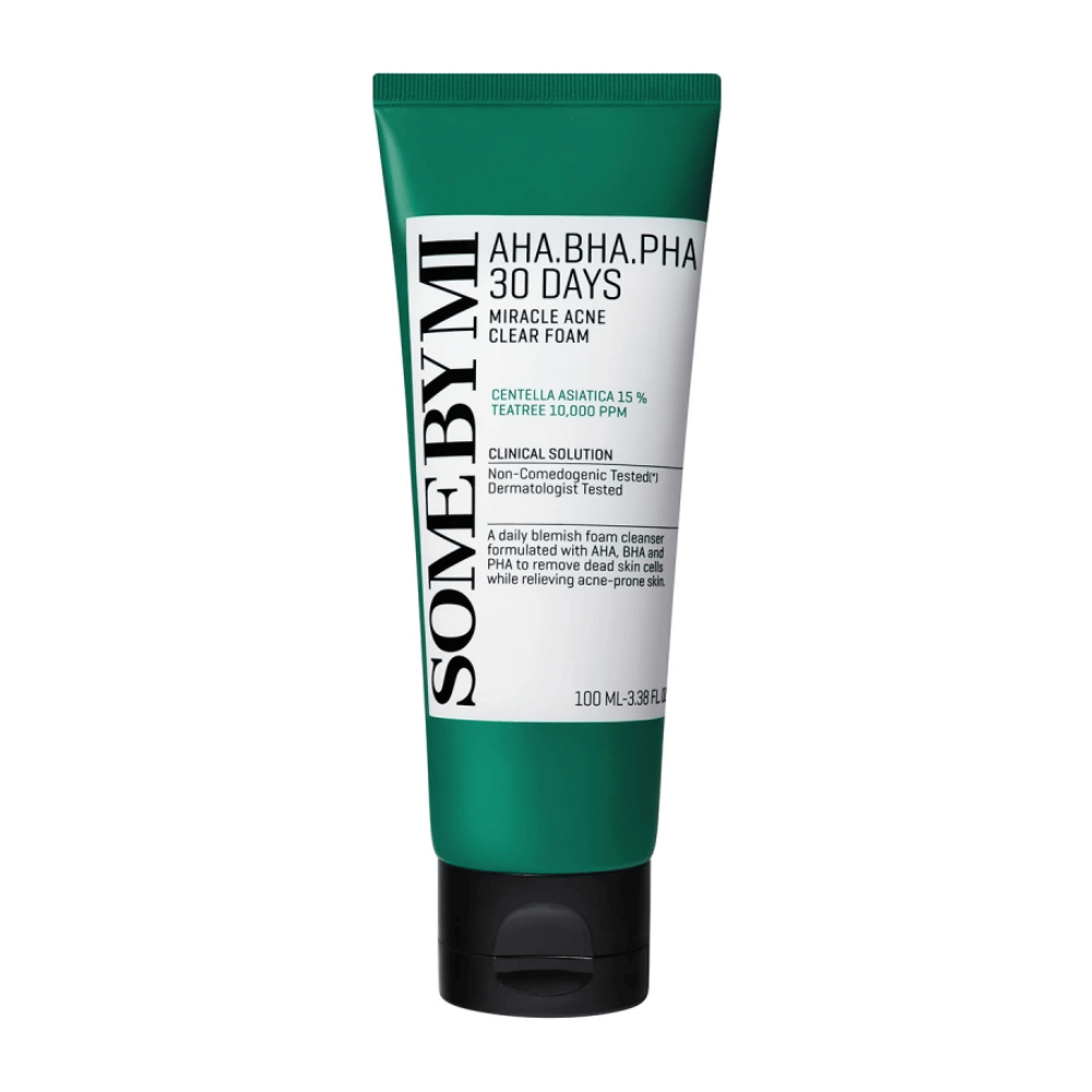 Um tubo de "SOME BY MI AHA, BHA, PHA 30 Days Miracle Acne Clear Foam". O produto contém centella asiatica e óleo de tea tree, projetado para tratar acne e limpar a pele. O tubo tem 100 ml e é dermatologicamente testado para garantir segurança e eficácia.