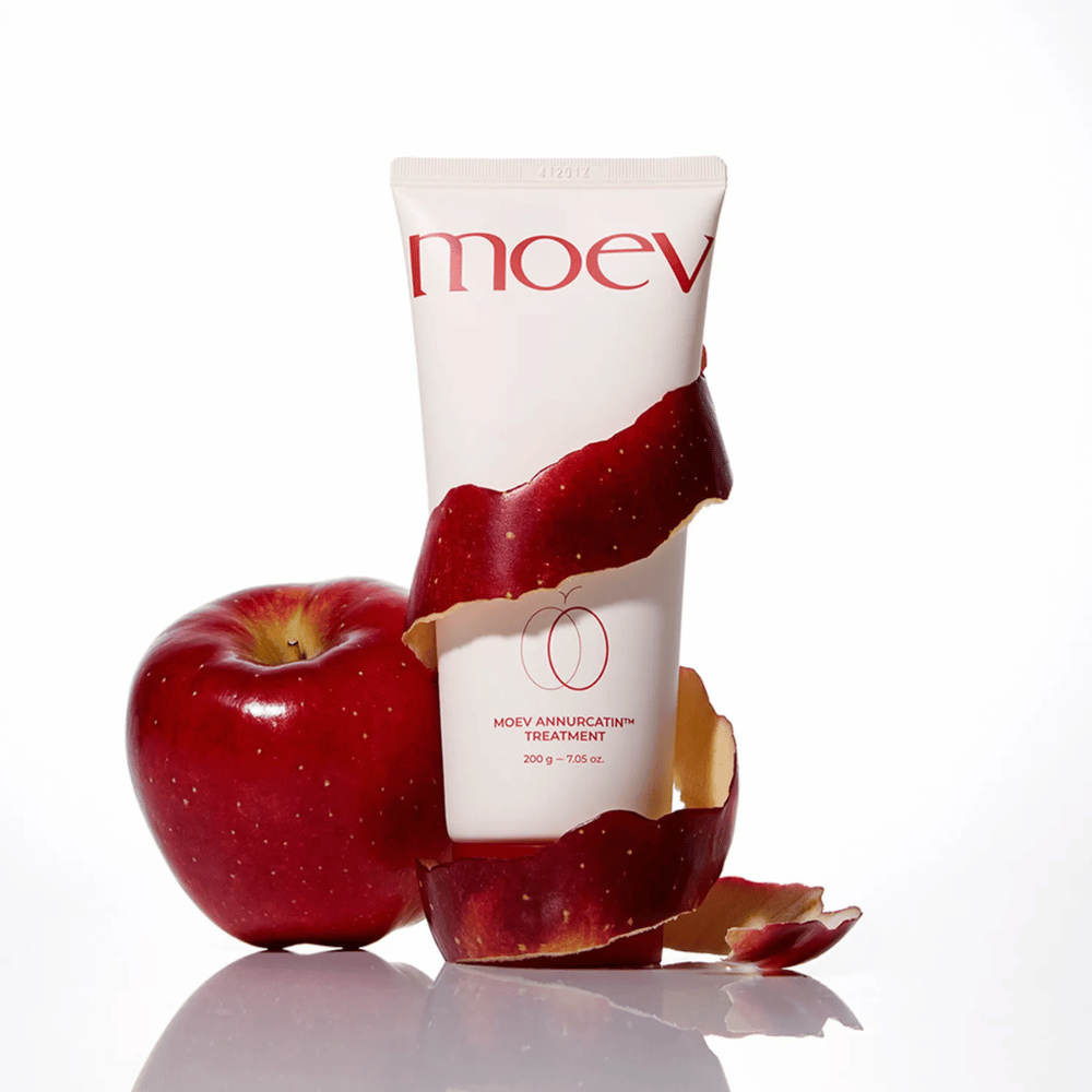 MOEV Annurcatin Treatment juntamente com maçãs vermelhas – simboliza a força natural da maçã Annurca que cuida e protege o cabelo em profundidade.