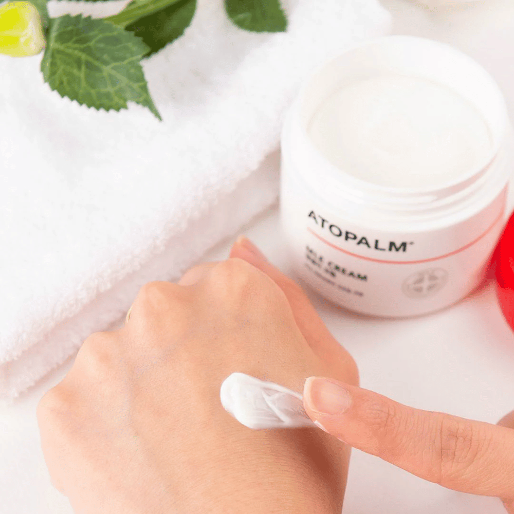 ATOPALM MLE Cream consistência – creme rico mas de fácil absorção que é aplicado na pele para hidratação intensa e cuidado fortalecedor da pele sensível e seca.
