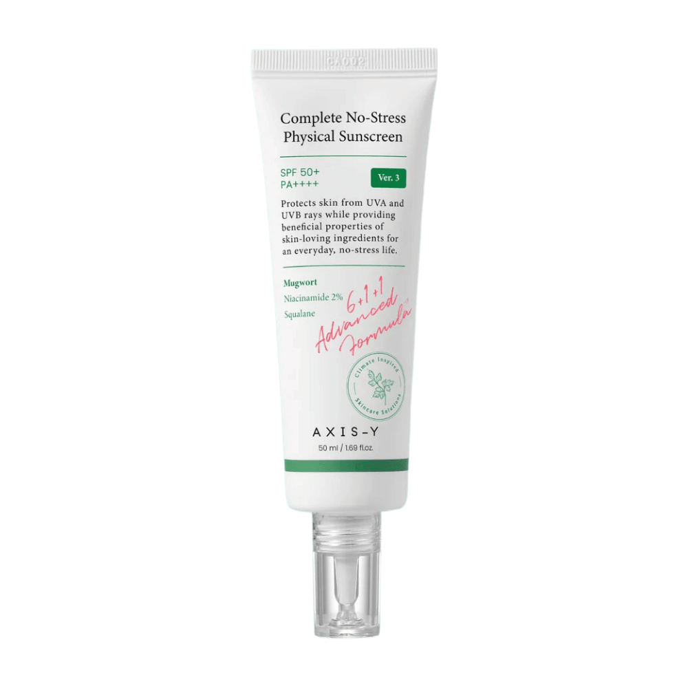 O produto na imagem é "AXIS-Y Complete No-Stress Physical Sunscreen", versão 3. É um protetor solar físico com SPF 50+ e PA+++, que protege a pele tanto da radiação UVA quanto UVB.
