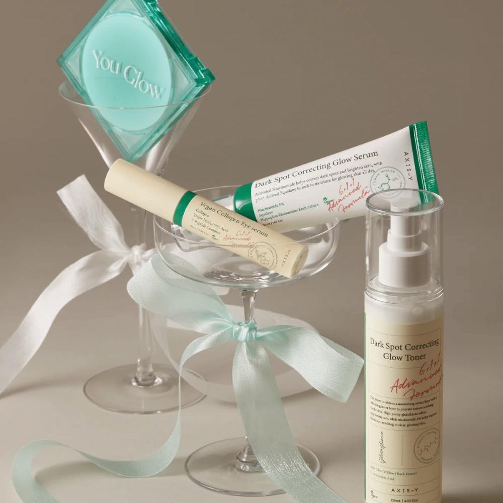 Imagem de Kit de cuidados com a pele de AXIS-Y com sérum para olhos, sérum e tônico – elegantemente colocados em copos de cocktail com fitas de seda, perfeito para uma apresentação de presente luxuosa.