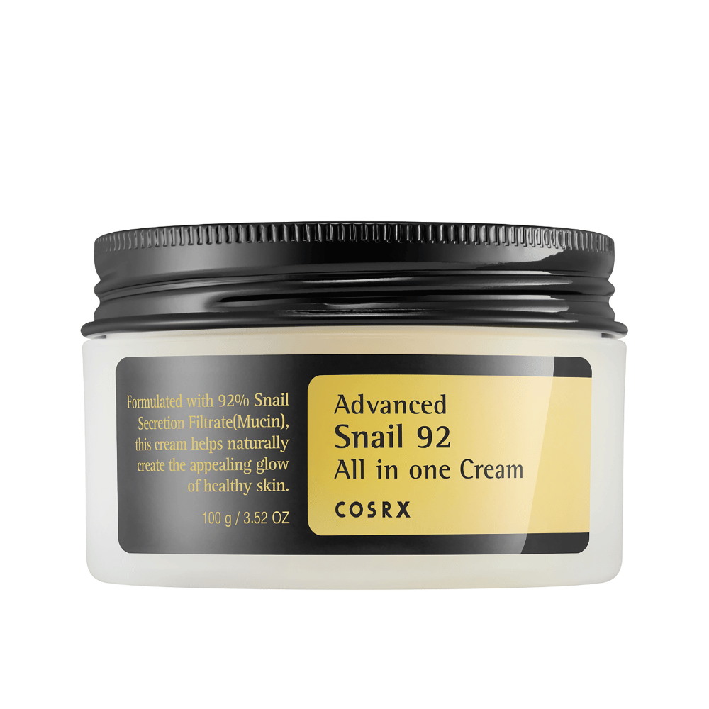 Visualização de uma lata fechada COSRX Advanced Snail 92 All in one Cream com tampa preta e etiqueta amarela sobre fundo branco.