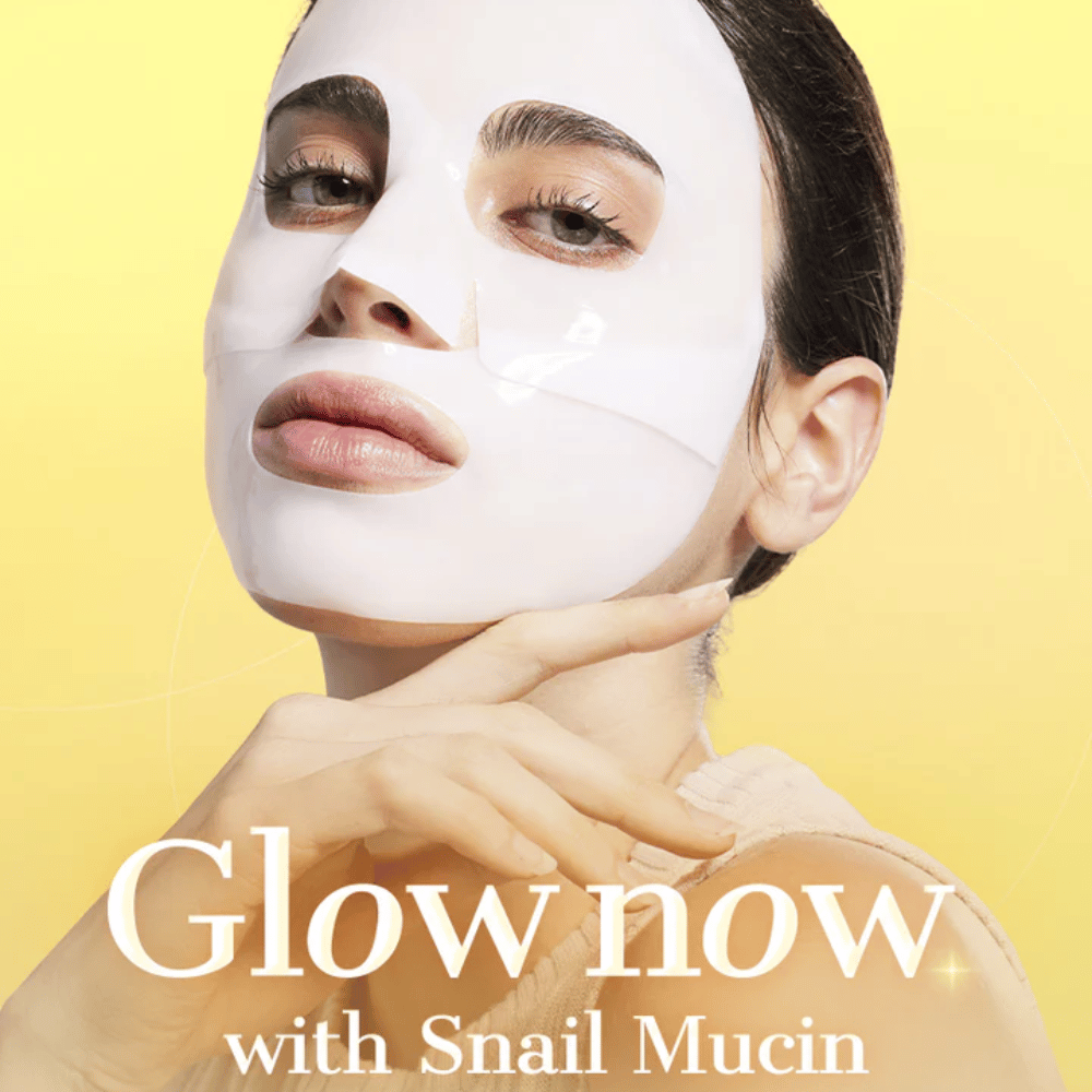 Mulher com COSRX Advanced Snail Mucin Hydrogel Mask – proporciona brilho, hidratação e pele mais firme com muco de caracol e colágeno.