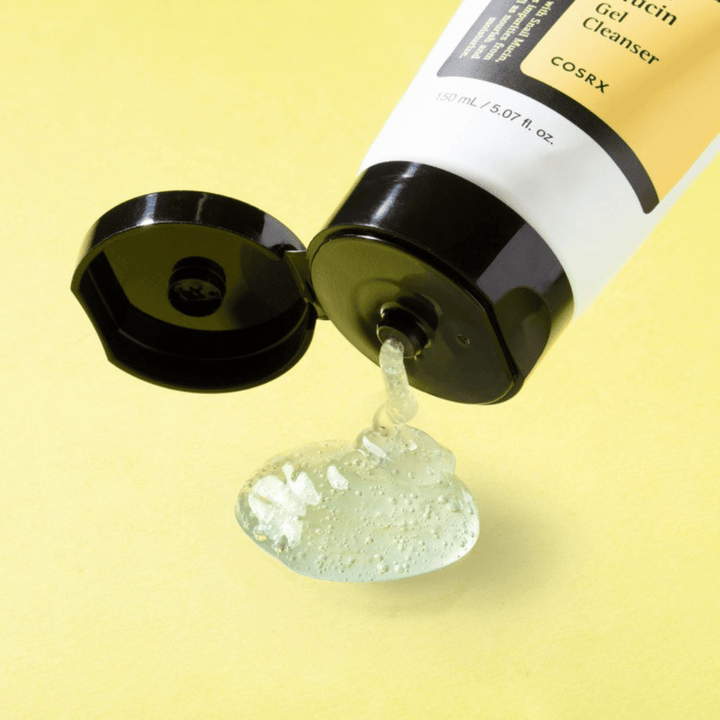 Close-up de COSRX Advanced Snail Mucin Gel Cleanser com textura de gel transparente – limpeza hidratante K-beauty para pele seca, sensível e mista.