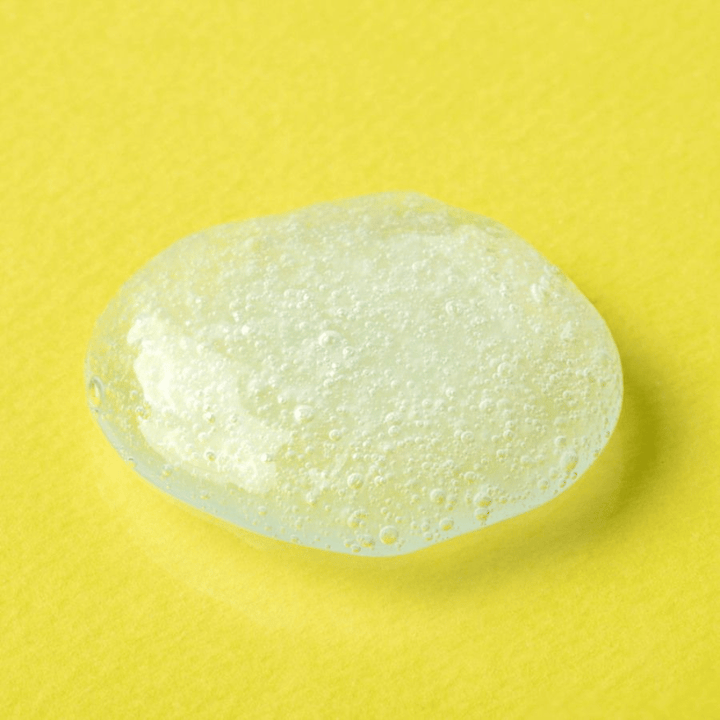 Textura de gel transparente de COSRX Advanced Snail Mucin Gel Cleanser em fundo amarelo – hidratante limpeza facial com secreção de caracol para pele macia e equilibrada.