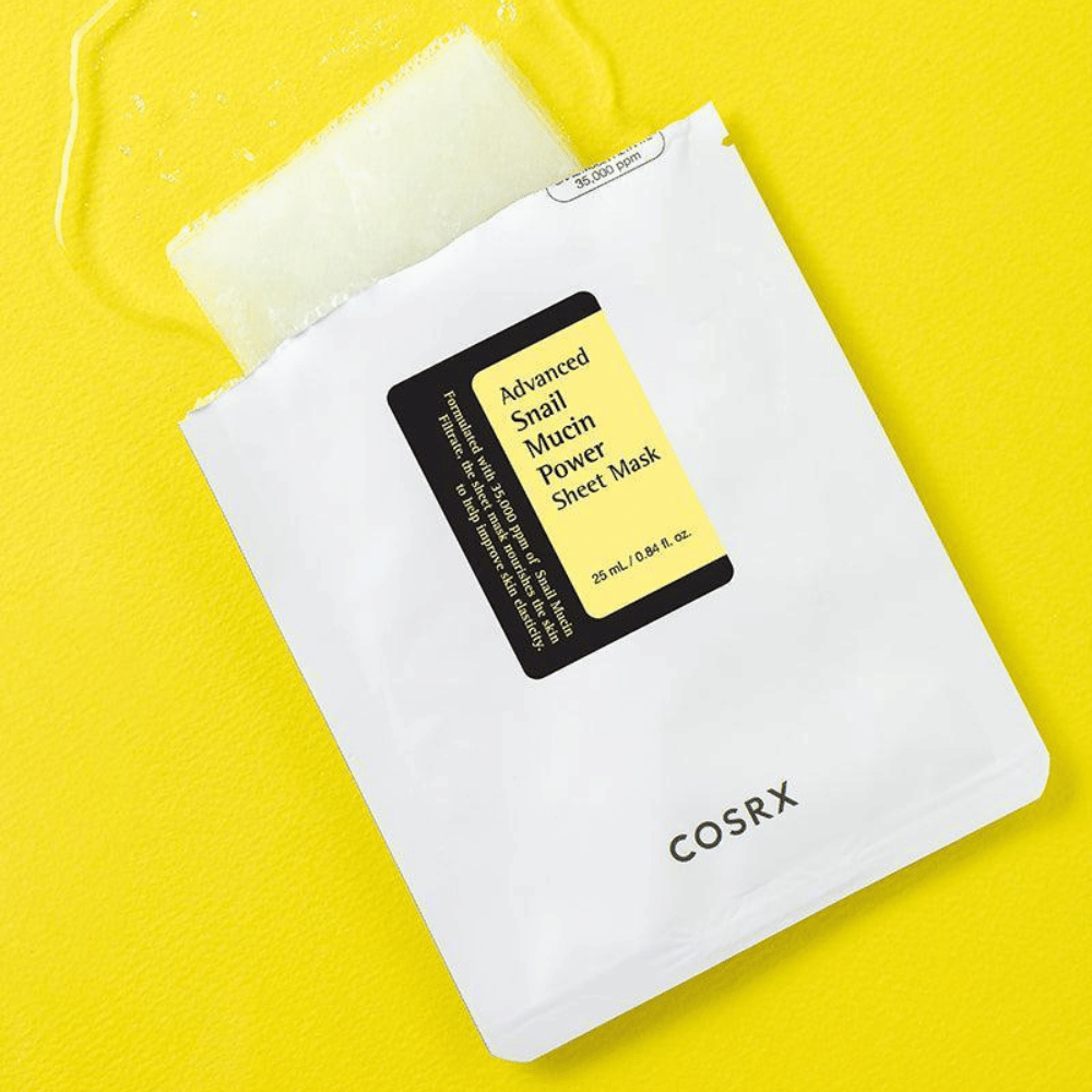 COSRX Advanced Snail Mucin Power Sheet Mask em fundo amarelo, uma máscara facial hidratante e reparadora com muco de caracol para aumentar a elasticidade e o brilho.