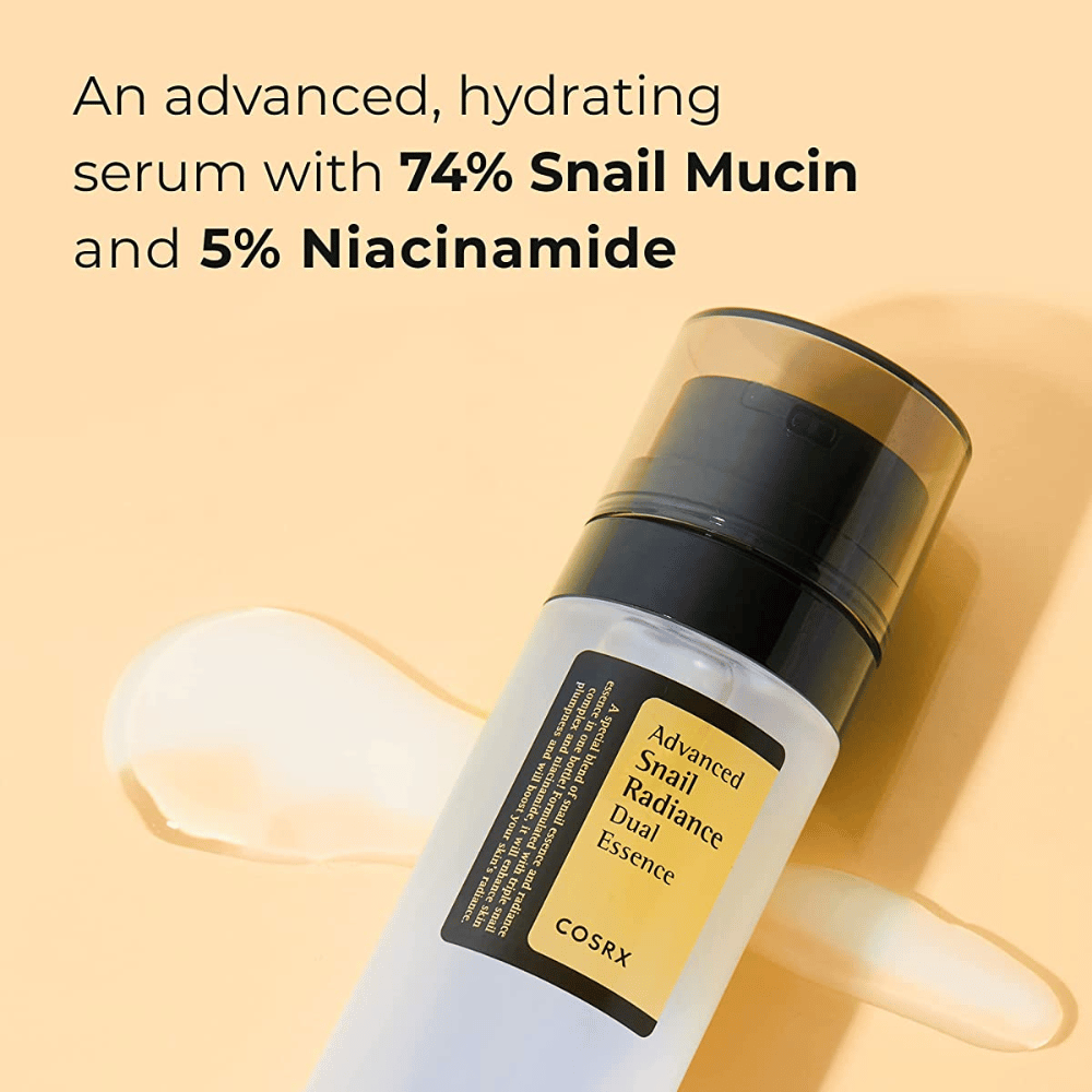 Frasco COSRX Advanced Snail Radiance Dual Essence, 80 ml, com bomba preta e etiqueta, apresentado contra um fundo claro com texto destacando 74% muco de caracol e 5% niacinamida.