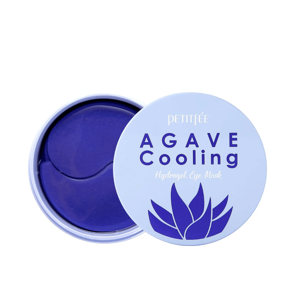 Imagem de produto recortada de PETITFEE Agave Cooling Hydrogel Eye Mask com o frasco aberto a mostrar os patches de hidrogel roxos e a elegante embalagem azul-clara.
