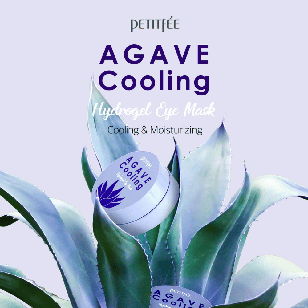 Imagem de produto de PETITFEE Agave Cooling Hydrogel Eye Mask colocada entre grandes folhas de agave. A imagem destaca as propriedades refrescantes e hidratantes com um tema fresco inspirado nas plantas.