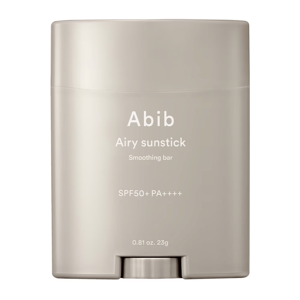 A imagem mostra um bastão de proteção solar bege da Abib com o texto "Airy Sunstick Smoothing Bar" e fator de proteção solar SPF50+ PA++++, perfeito para proteção diária contra raios UV.