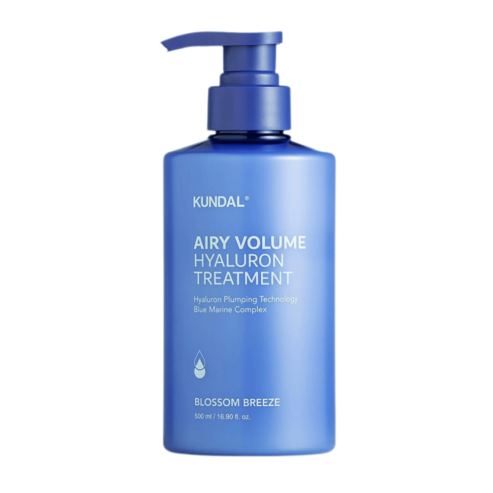 KUNDAL Airy Volume Hyaluron Treatment em frasco de bomba azul, 500 ml, com o texto Blossom Breeze no rótulo.