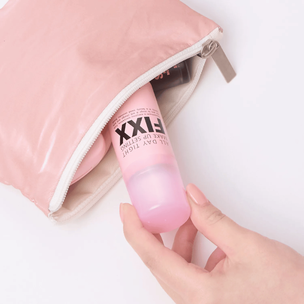 4. So Natural All Day Tight Make Up Setting Fixx – spray fixador de maquilhagem rosa compacto que cabe na necessaire