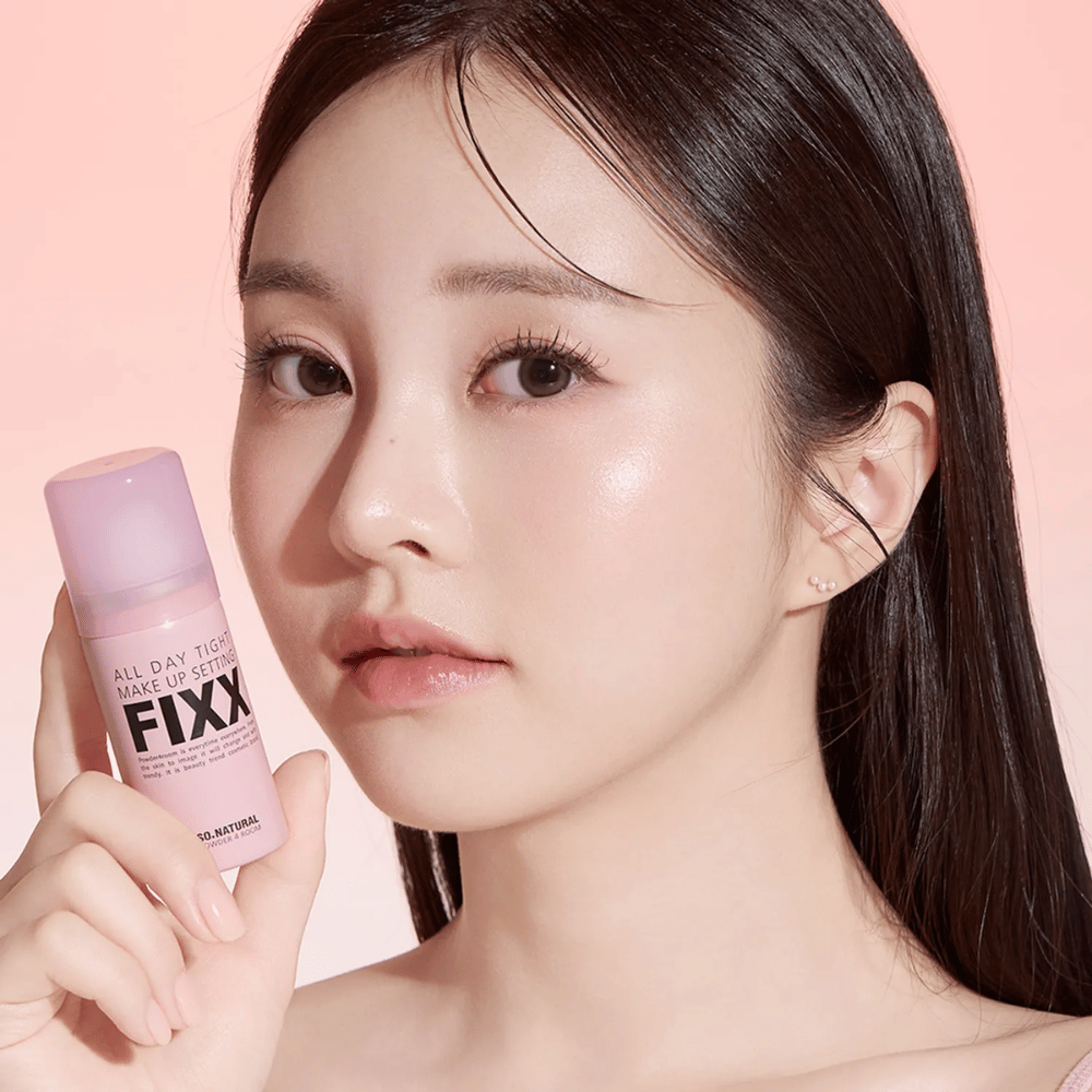 2. So Natural All Day Tight Make Up Setting Fixx – modelo com spray fixador rosa para maquilhagem de longa duração
