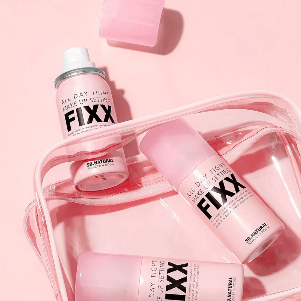 1. So Natural All Day Tight Make Up Setting Fixx – spray fixador rosa para maquilhagem em nécessaire