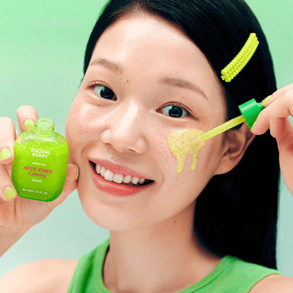 Modelo aplica EQQUALBERRY Aloe PDRN Calming Serum com pipeta – sérum em gel leve que acalma a vermelhidão e dá um brilho natural.