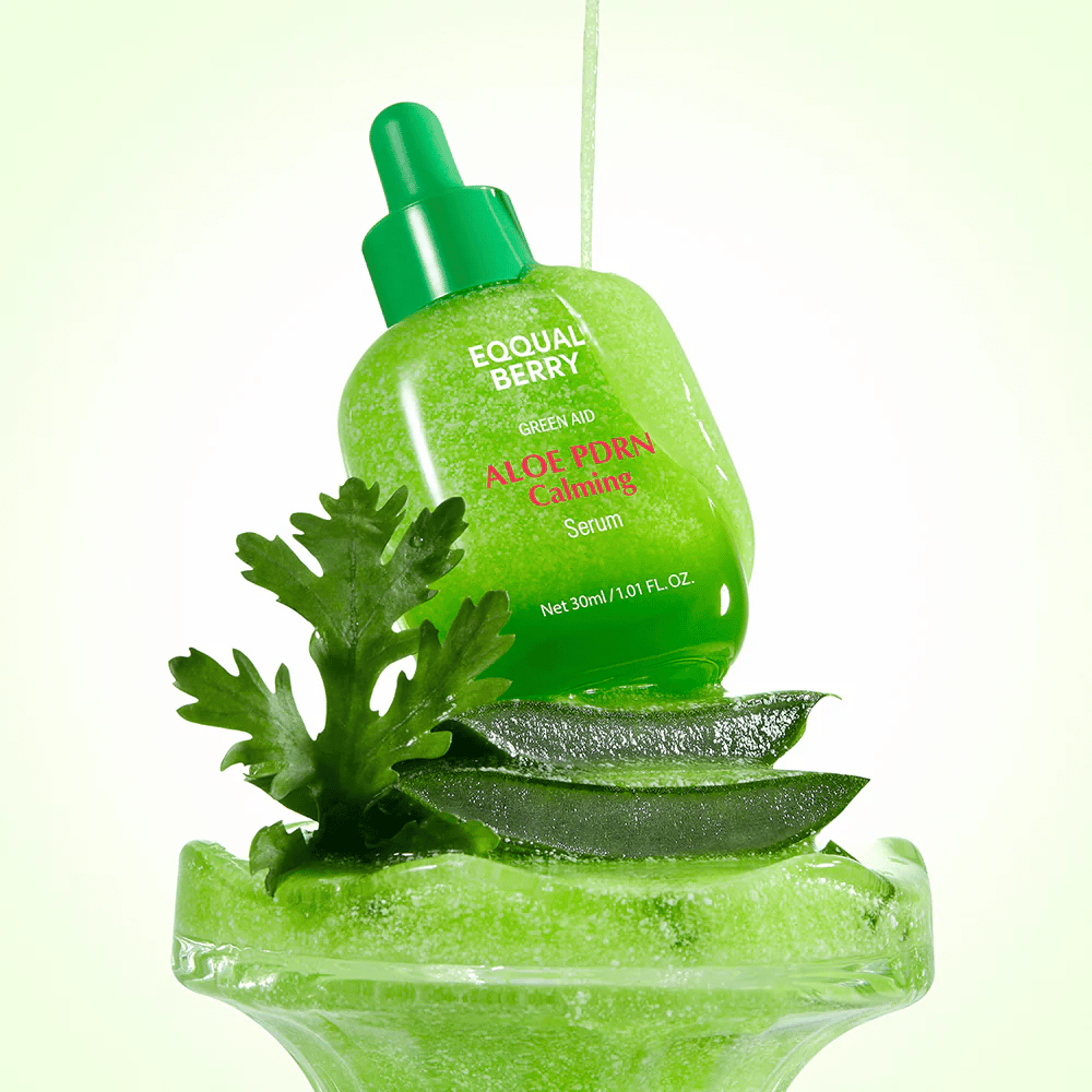 EQQUALBERRY Aloe PDRN Calming Serum colocada em aloe – sérum hidratante e calmante com PDRN para pele irritada e seca.