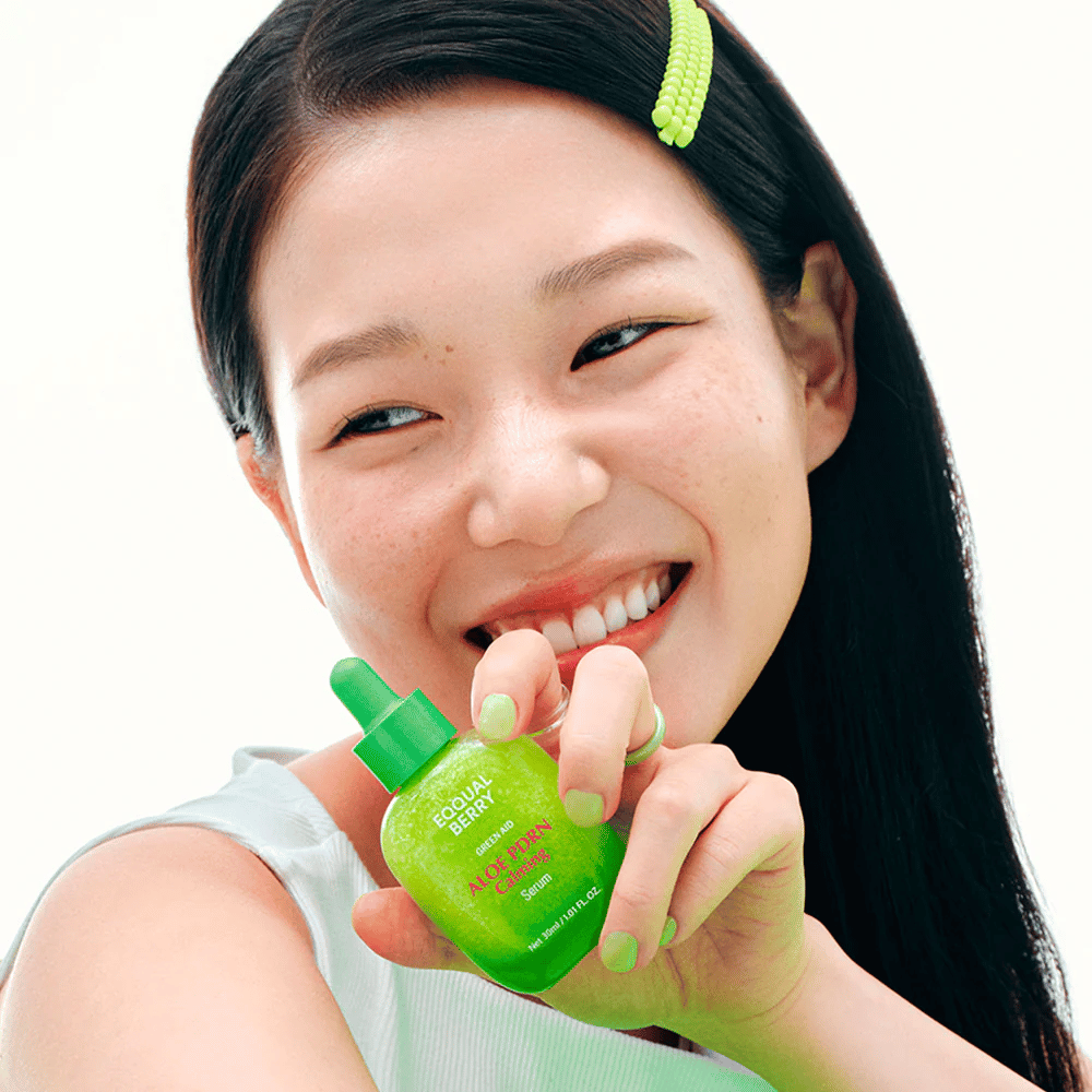 Modelo segura EQQUALBERRY Aloe PDRN Calming Serum – sérum calmante para pele sensível com aloe vera e PDRN que fortalece a barreira da pele.