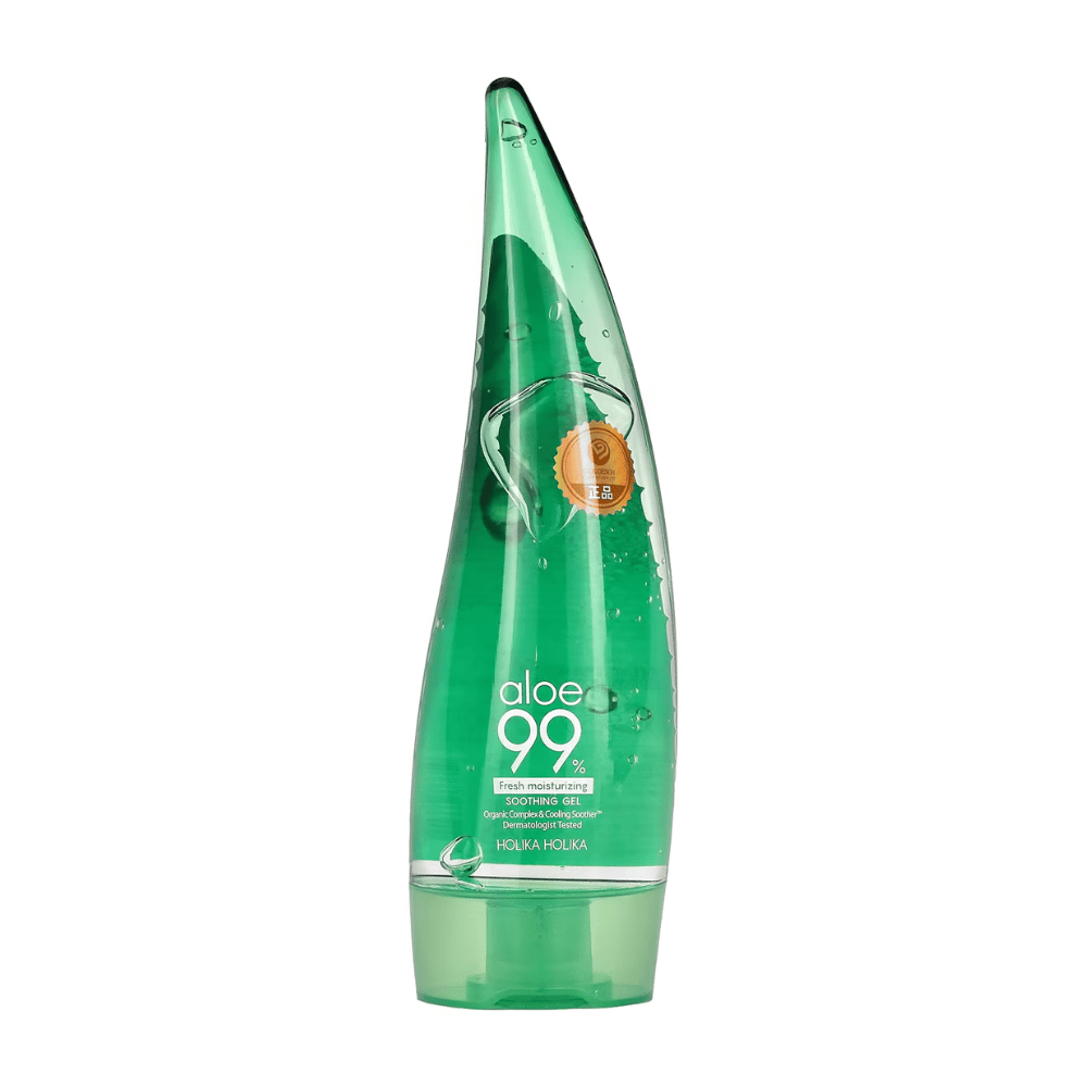 Uma garrafa verde em forma de aloe com Holika Holika Aloe 99% Soothing Gel. A garrafa contém gel calmante e tem texto que descreve as propriedades hidratantes e calmantes do produto.
